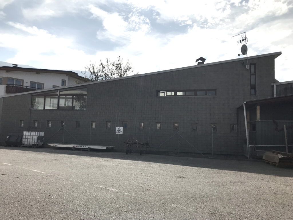 Betriebshalle mit dazugehöriger Wohnung in Bruneck zu verkaufen