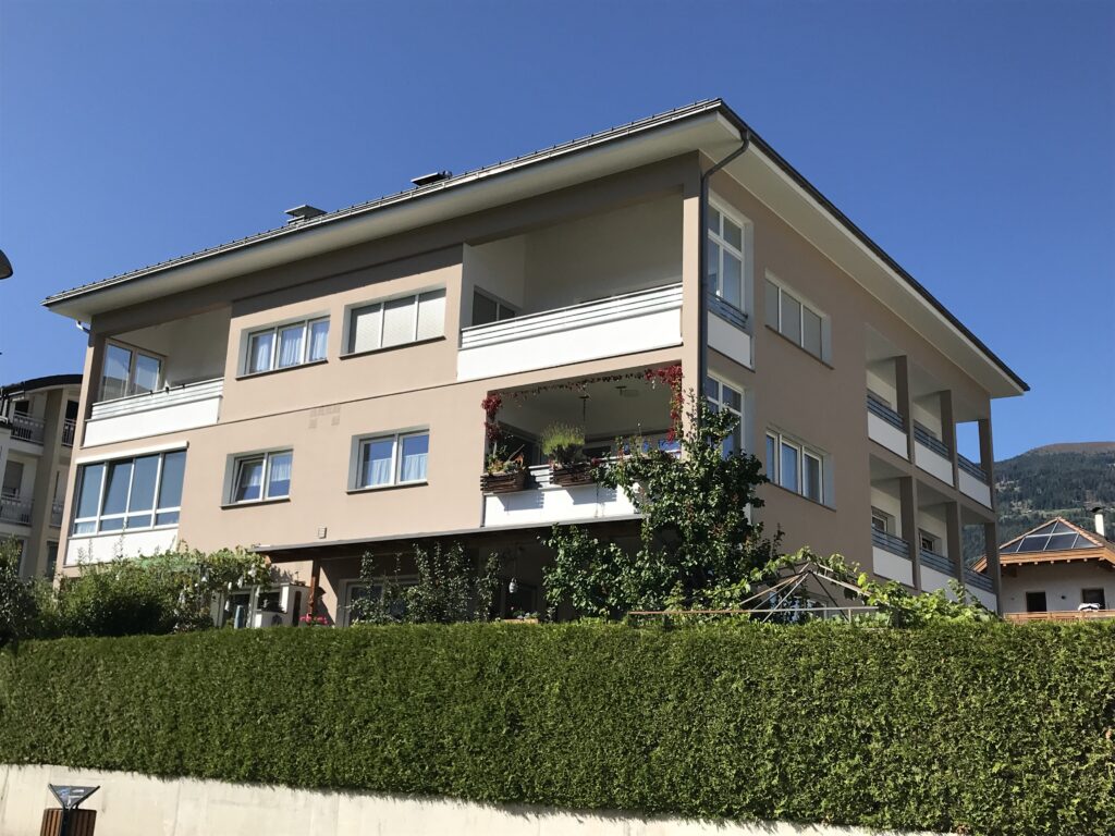 Hochwertig möblierte 4-Zimmerwohnung in Stadtnähe Hochwertig möblierte 4-Zimmerwohnung in Stadtnähe