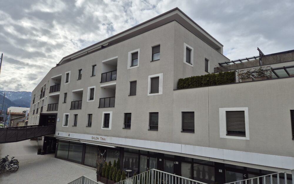 Bilocale con cantina e garage in posizione centrale a Brunico