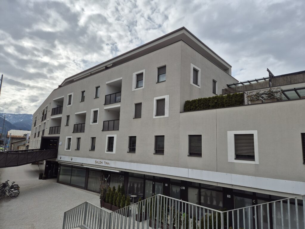 Bilocale con cantina e garage in posizione centrale a Brunico