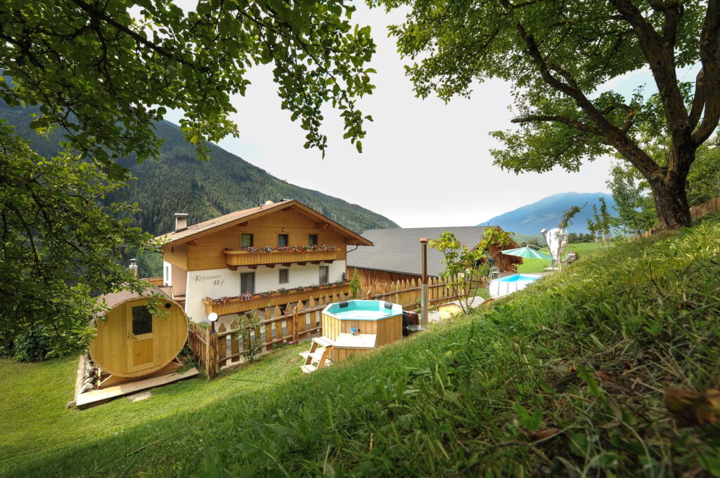 Geschlossener Hof mit 4 Wohneinheiten in Lüsen